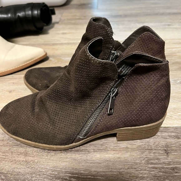 Universal Threads Booties - Picture 2 of 5